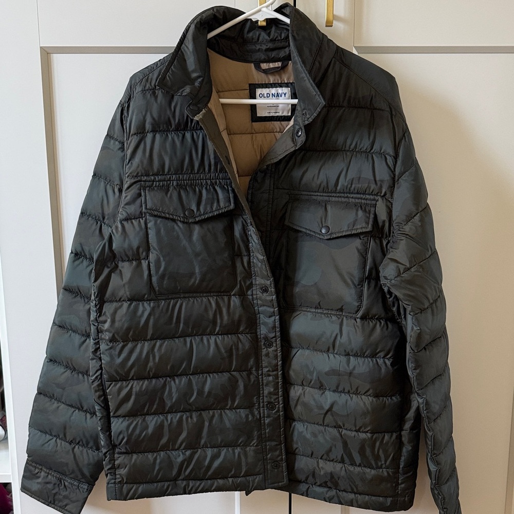 Old Navy Men's Dark Green Camo Puffer Jacket